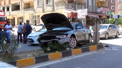 Suriyelilerin kullandığı iki araç birbirine girdi