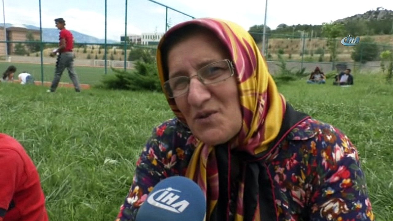 Spor lisesi sınavına girenler salonda ter dökerken aileleri dışarıda dua etti