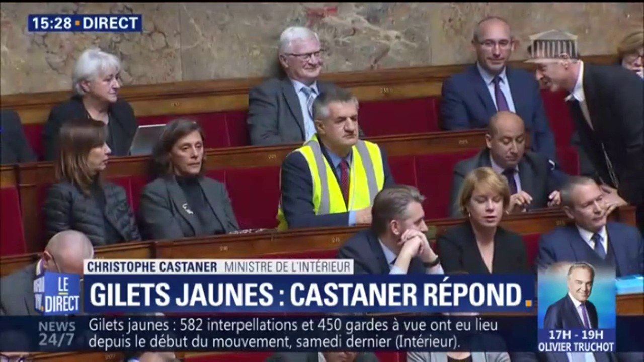 Jean Lassalle met un gilet jaune à l'Assemblée et provoque une suspension de séance