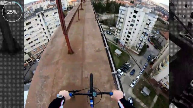Vélo au dessus des immeubles : ce rider n'a pas froid aux yeux !