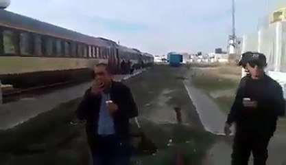 ﺍﻟﺠﻢ ﻣﻬﺰﻟﺔ ﺟﺪﻳﺪﺓ ﺳﺎﺋﻖ ﺍﻟﻘﻄﺎﺭ ﻳﺘﺮﻙ ﺍﻟﻤﺠﺮﻭﺭﺍﺕ ﻭﻳﻘﻮﺩ ﻓﻘﻂ ﻋﺮﺑﺔ ﺍﻟﻘﻴﺎﺩﺓ ﺗﺎﺭﻛﺎ ﺍﻟﻤﺠ