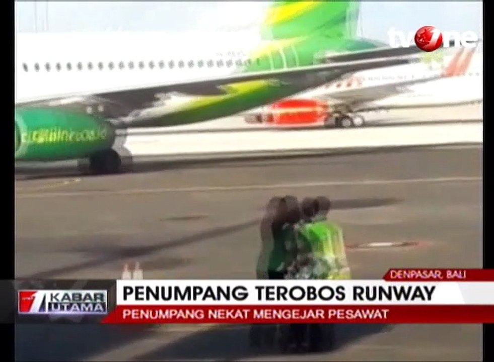 Ketinggalan Pesawat, Penumpang Nekat Terobos Ru...