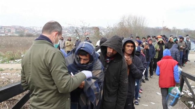 Bosna Hersek'te sıkışıp kalan sığınmacılar soğuk havada yaşam mücadelesi veriyor