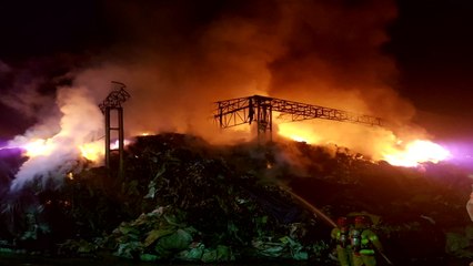 천안 쓰레기 야적장 화재..."진화 오래 걸릴 듯" / YTN