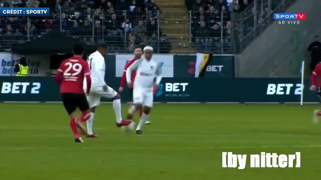 Le nouveau show de Ronaldinho en match de charité