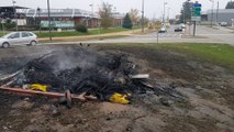 Gilets jaunes : les stigmates d'un week-end brûlant au rond-point de la Neuve à Viriat