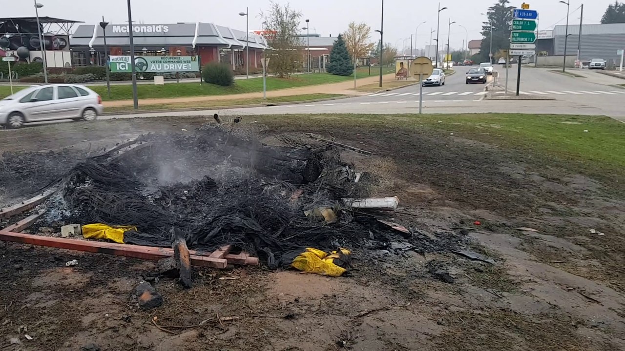 Gilets jaunes : les stigmates d'un week-end brûlant au rond-point de la Neuve à Viriat