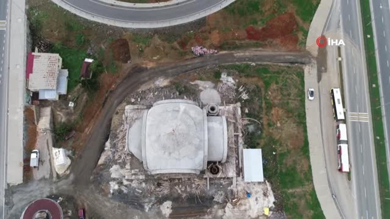 İki Yolun Ortasına İnşa Edilmesiyle Dikkat Çeken Cami Havadan Görüntülendi