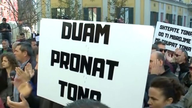 Banoret e unazes serish ne proteste - Reagon avokati I popullit