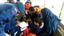 - Göçmen kadın 44 kişinin hayatını kurtardı- Balıkesir'in ayvalık ilçesinde yumurta adasında karaya oturan teknedeki 13'ü çocuk 44 kişi nefes kesen operasyonla kurtarıldı- Eşinin telefonunundan 158'i arayan mülteci kadın 44 kişin...