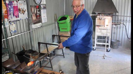 Walcourt: Bernard Vaisiere réalise une boule de Noël en verre.