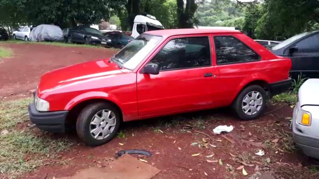 Carro furtado bate contra viatura da PM durante perseguição