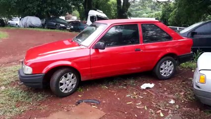 Carro furtado bate contra viatura da PM durante perseguição