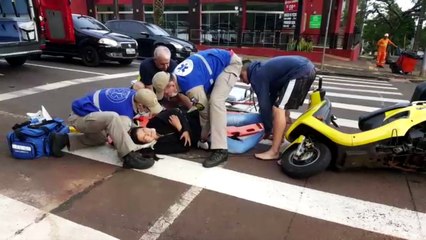 Carro bate na traseira de moto na Rua Recife