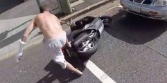 Un automobile devient fou sur un homme en scooter