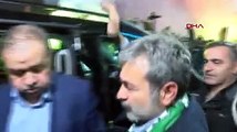 Aykut Kocaman'ı görmek isterken ayağının üzerinden polis aracı geçti