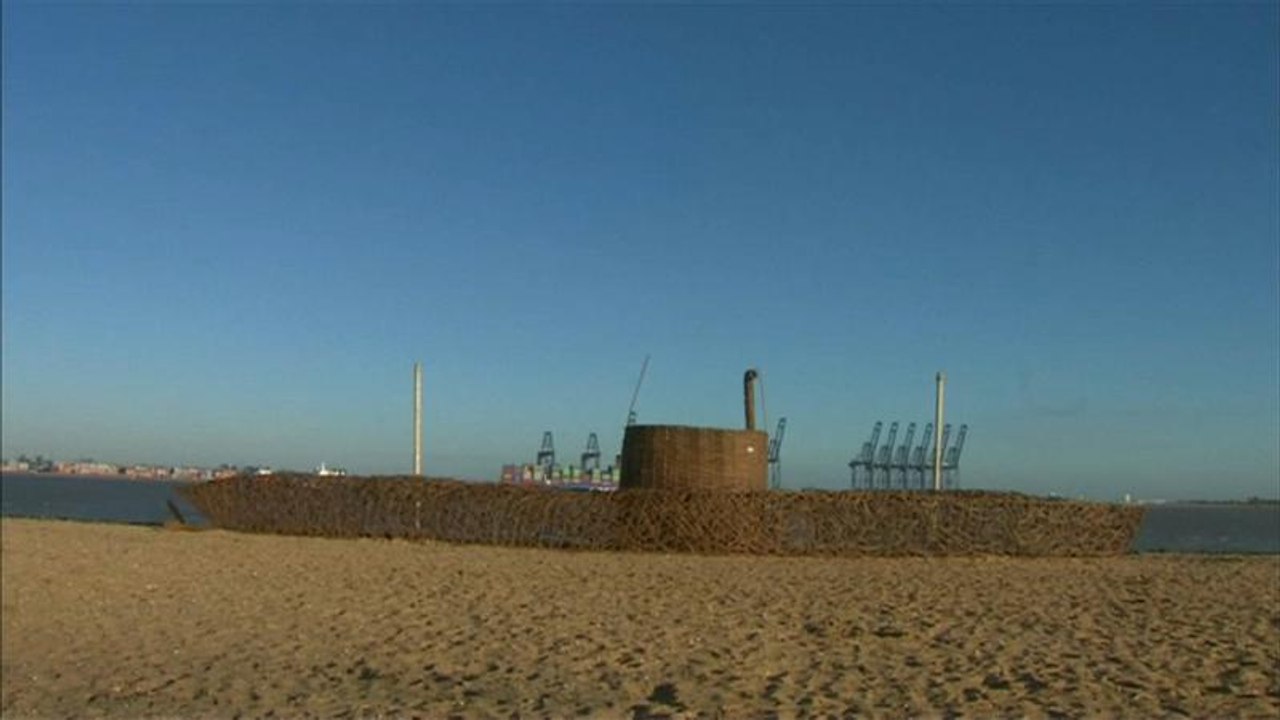 Deutsche Kapitulation: Holz-U-Boot erinnert an Ersten Weltkrieg