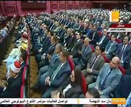 شاهد هدية وزير الأوقاف للرئيس السيسى فى احتفالية المولد النبوى