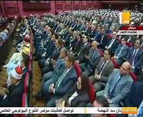 شاهد هدية وزير الأوقاف للرئيس السيسى فى احتفالية المولد النبوى