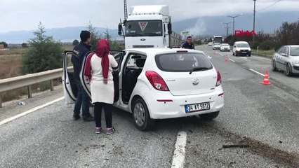 Bursa Refüjdeki Ağaçları Yıkan Otomobil, Tır'ın Altına Girmekten Kurtuldu