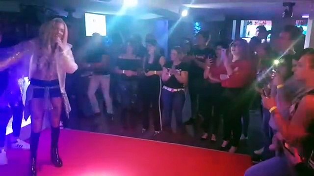 Maria Leal inova no visual para fazer concorrência às árvores de Natal