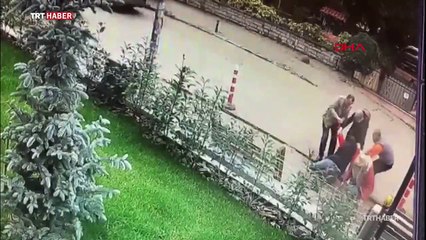 Yolda yürürken beton dökülen çukura düştüler