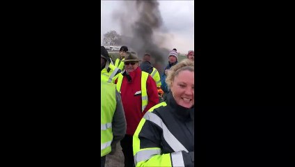 Les camions à l'arrêt au rond-point d'Innovia