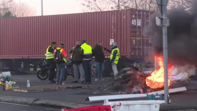 Желтые жилеты не сдаются