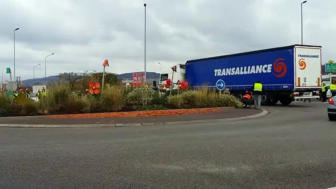 Pont-à-Mousson : les routiers font le tour du rond-point en klaxonnant pour saluer les gilets jaunes