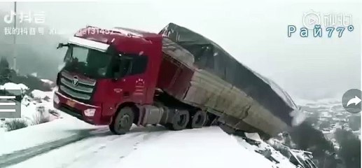 لحظة انقلاب شاحنة على المنحدر بالصين (فيديو)