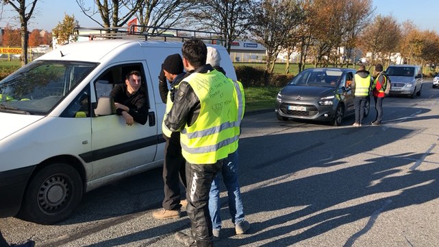 Gilets jaunes sur le rond-point de Noz.