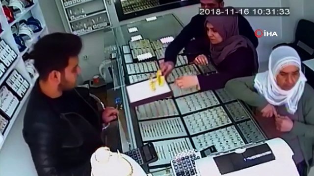 Bileziği çaldılar, güvenlik kamerasını hesaba katmadılar...Hırsızlık anları kamerada