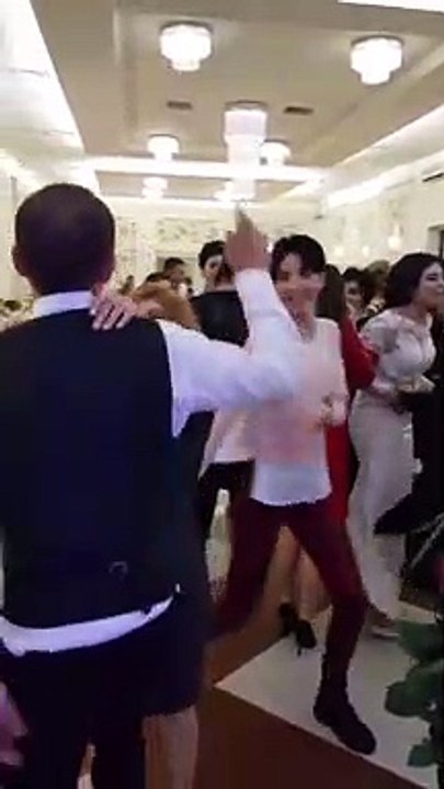 Une femme devient jalouse quand son mari danse avec une jeune fille !