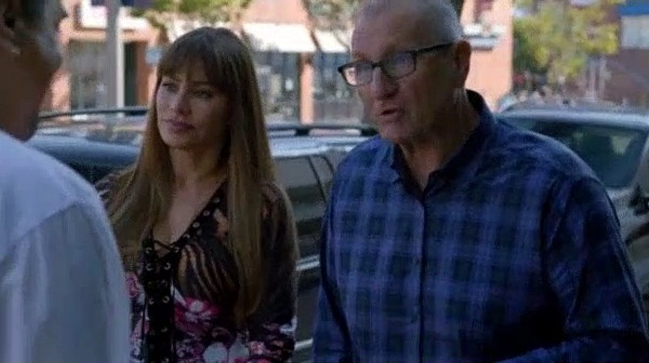 Modern Family S09E04 Sex Lies Kickball