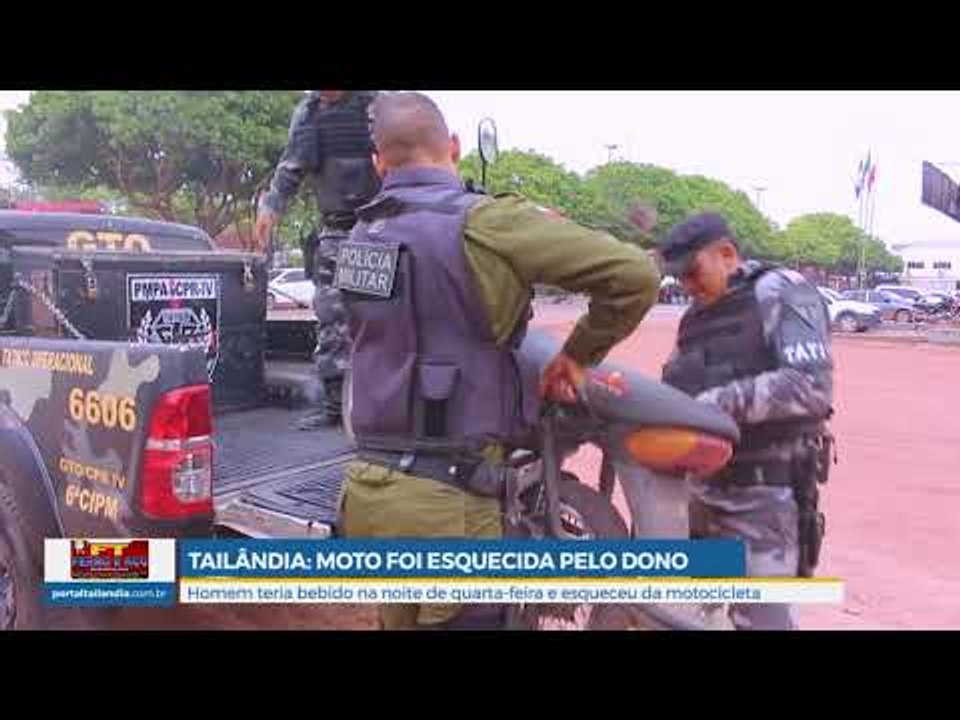 Homem esquece moto estacionada