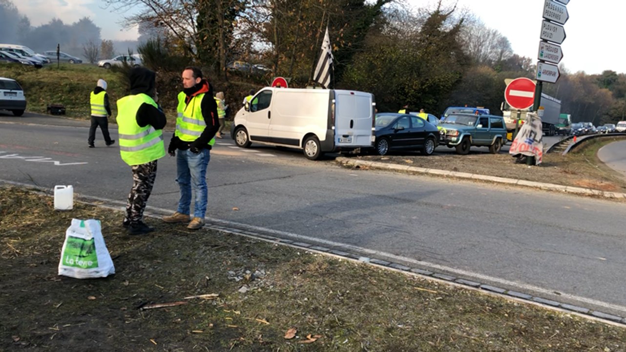 Gilets jaunes à Guingamp. Ça coince au rond-point de Kernilien