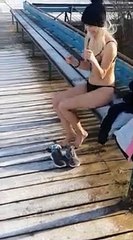 Une blonde saute dans un lac gelé