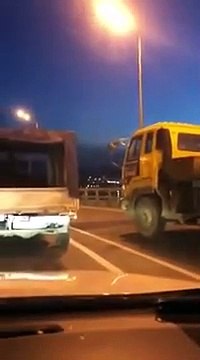 Russie ils se déguisent en bus pour prendre un pont interdit aux piétons