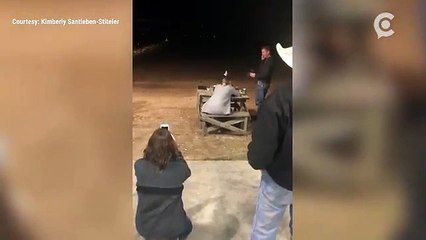 امرأة تفجر فستان زفافها احتفالًا بطلاقها