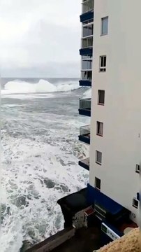 أمواج عاتية تقتلع شرفات مبنى في جزر الكناري