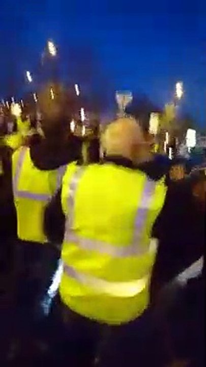 Quand une voiture accélère dans la foule et fonce sur les gilets jaunes