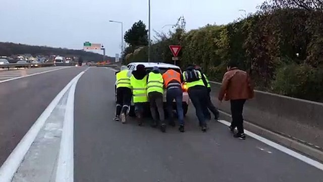 Franche-Comté Besançon Les gilets jaunes prennent en charge une voiture en panne
