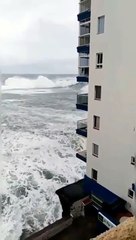 Une énorme vague détruit les balcons d'un bâtiment en Espagne