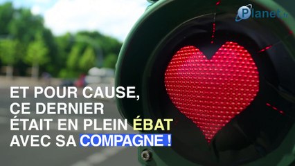 Un couple grille un feu rouge en plein ébat