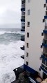 Vídeo mostra ondas gigantes a destruir varandas em Tenerife