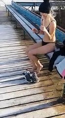 Une femme saute dans un lac gelé (Fail)
