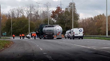 Feluy : Après avoir délogé les manifestants sur le site Total, les policiers bloquent l'accès au pont.