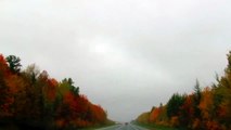 Sur l'autoroute en automne au Québec