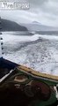 Ces vagues atteignent le 5e étage d'un immeuble en bord de mer à Tenerife en Espagne !