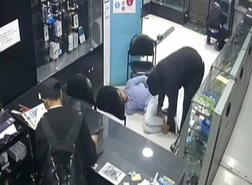 Cámaras de seguridad captan a tres sujetos robando un local de teléfonos celular